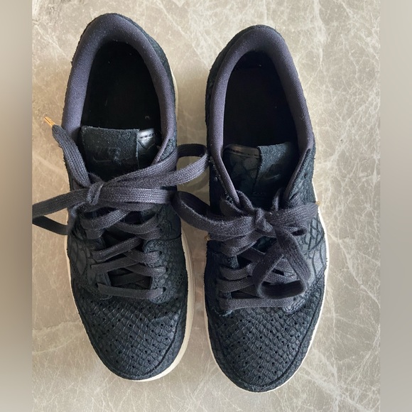 Women’s Nike Air Jordan 1 Retro low - python print - Picture 2 of 6